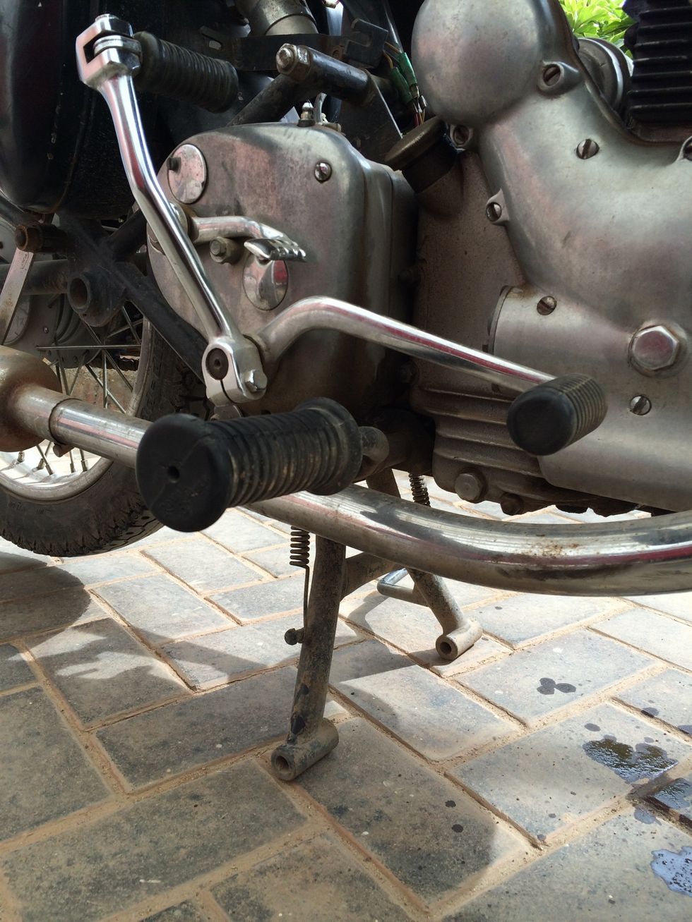 Put the motorcycle on centre stand.