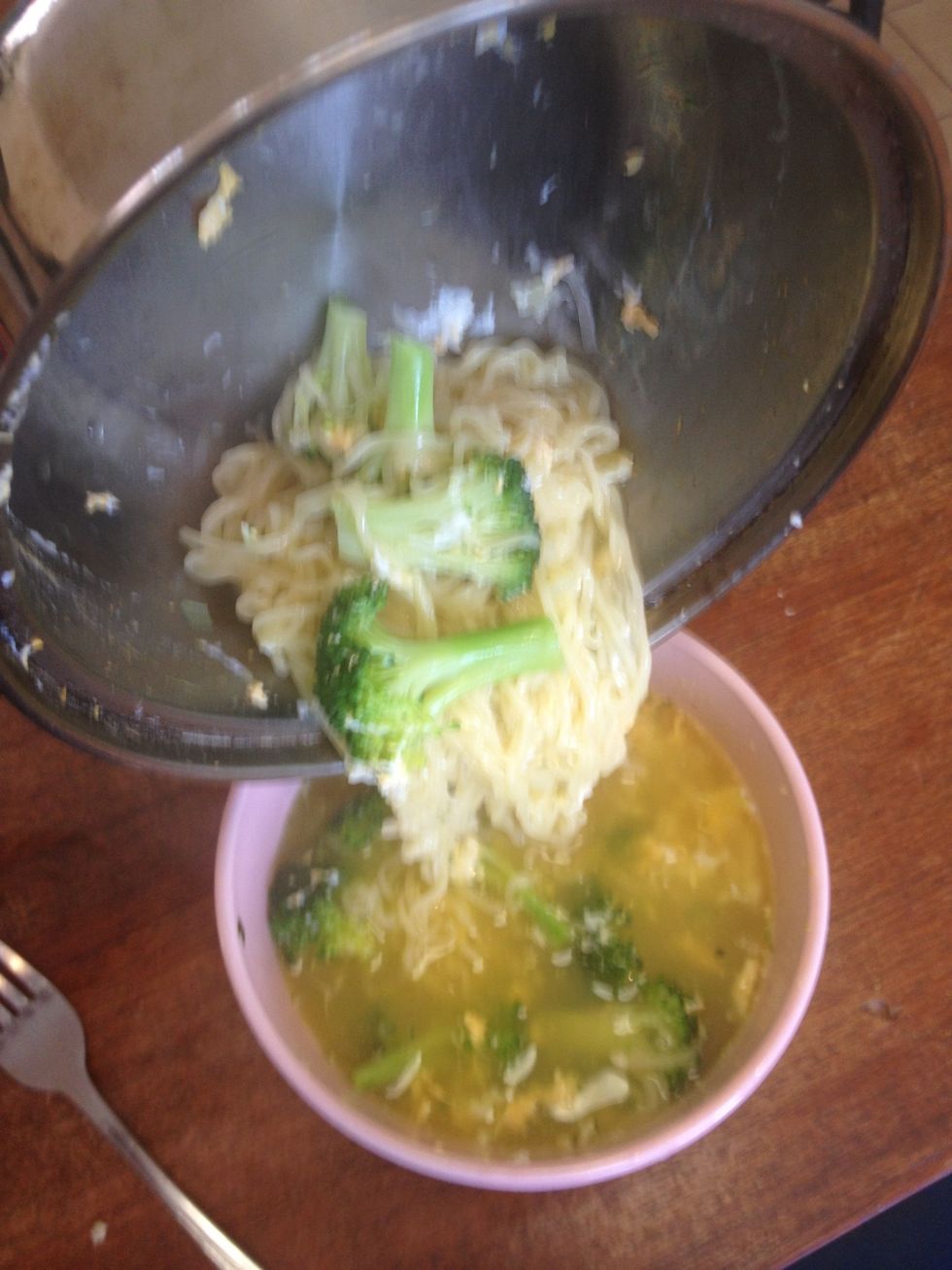 Put the noodle into the bowl and stir it.