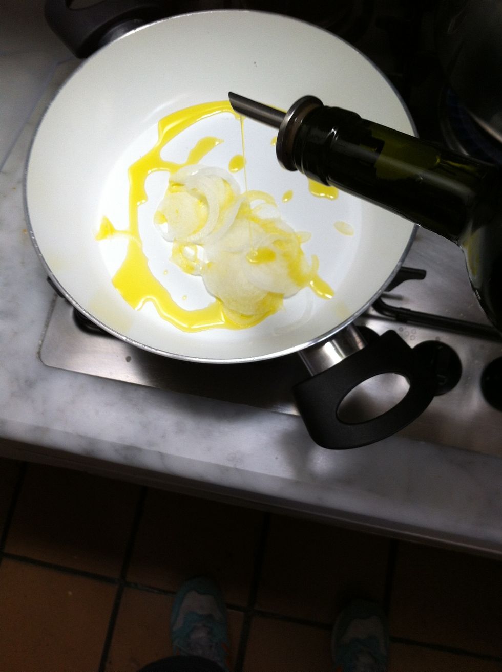 Put the onions and garlic together with the extravirgin olive oil in a pan