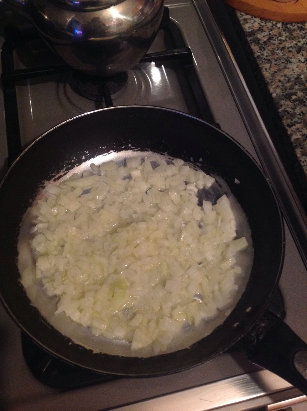 Put the onions in the pan and mix them