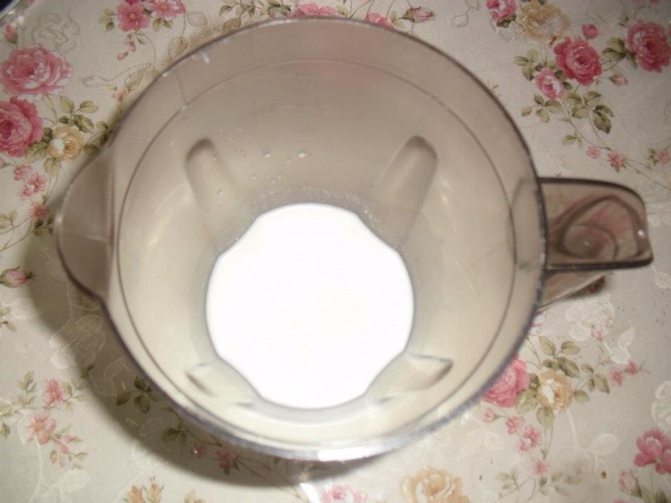 Put the other cup in the blender to make the foam , mix it for about 3 minutes.