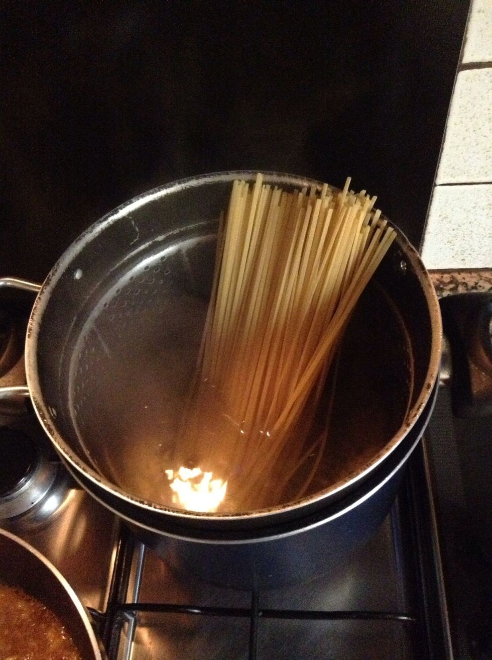 Put the pasta into the boiling water. I'm using 320 grams of pasta, that are enough for four people.