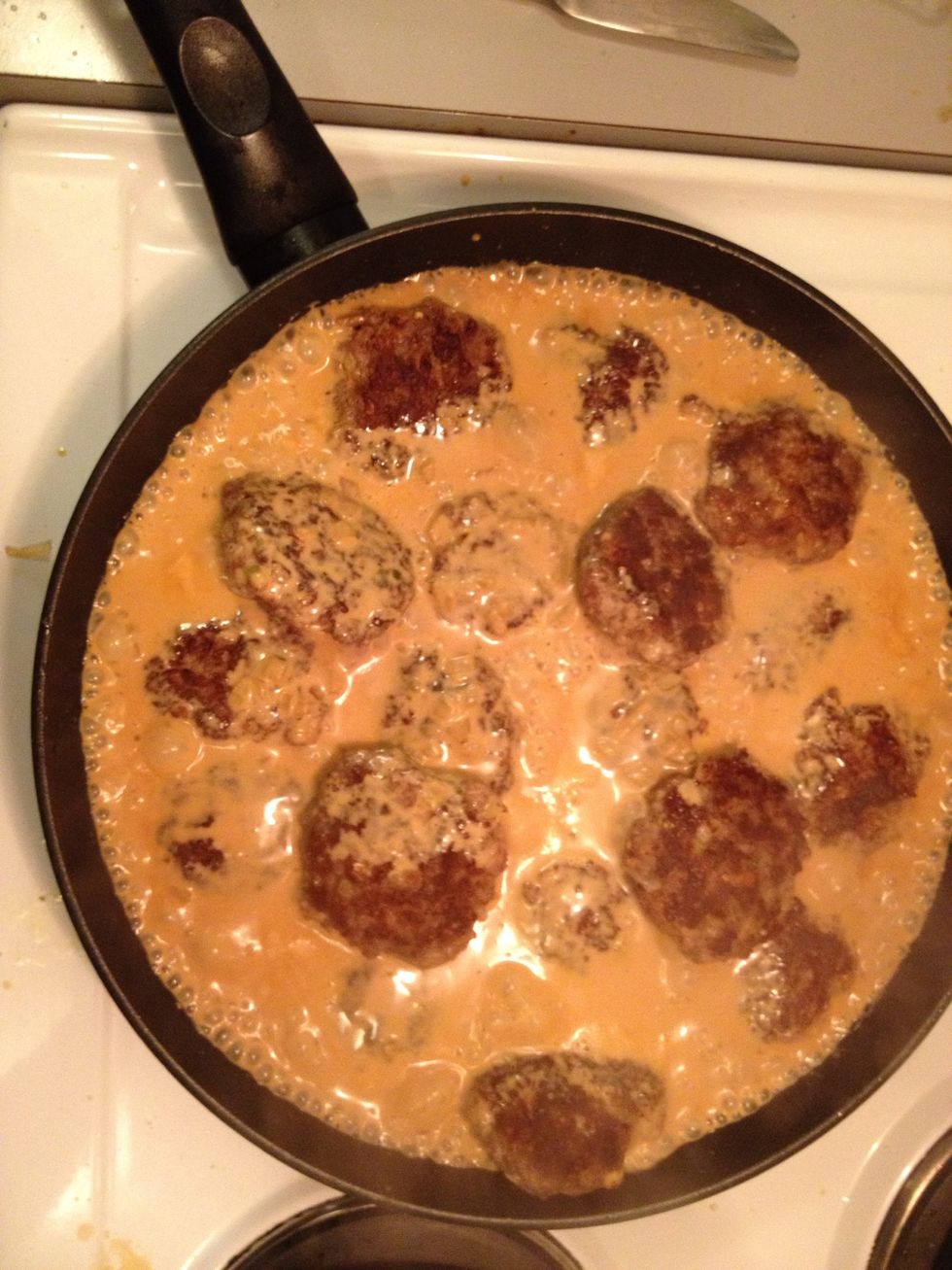 Put the patties back in the frying pan and pour the lovely sauce in the pan. Let it simmer for a couple of minutes.