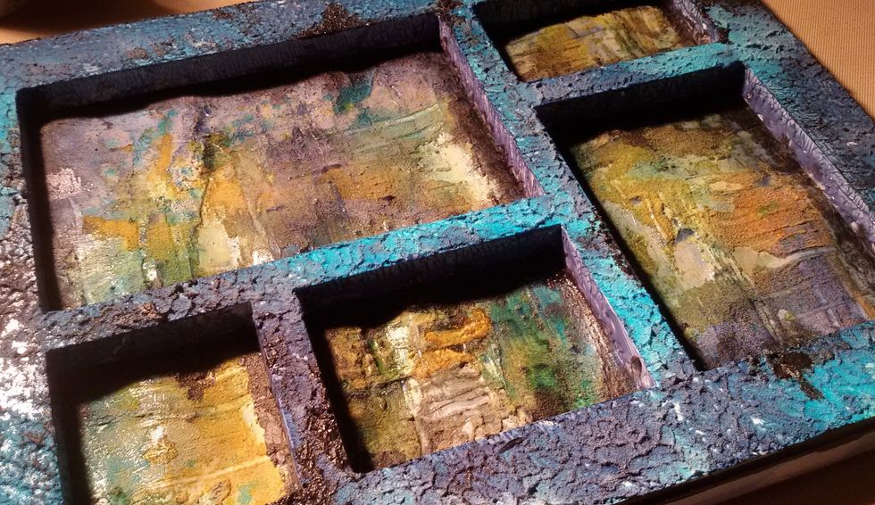 Put the peace of frame together. Add more colors blue on the inner walls and tuxedo black in corners. It takes depth effect.