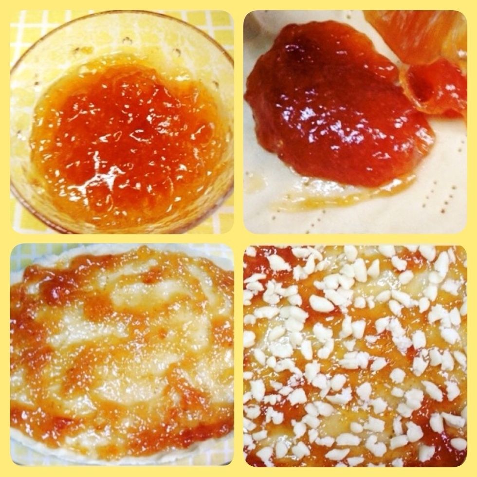 Put the peach jam and put dough pieces on top of the jam tart. Put it in the oven from 15 to 20 minutes.