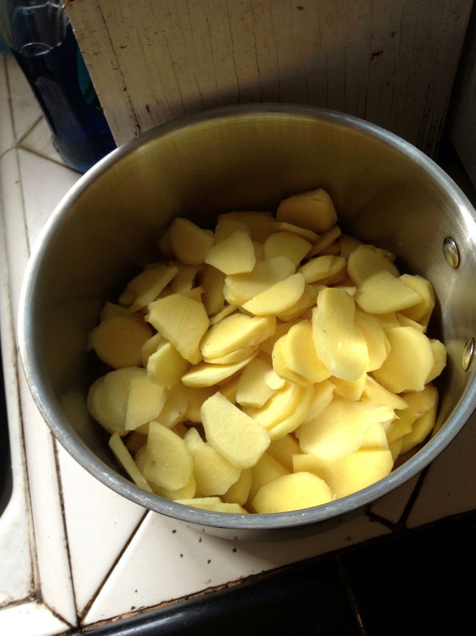 Put the peeled, sliced ginger in a pot.