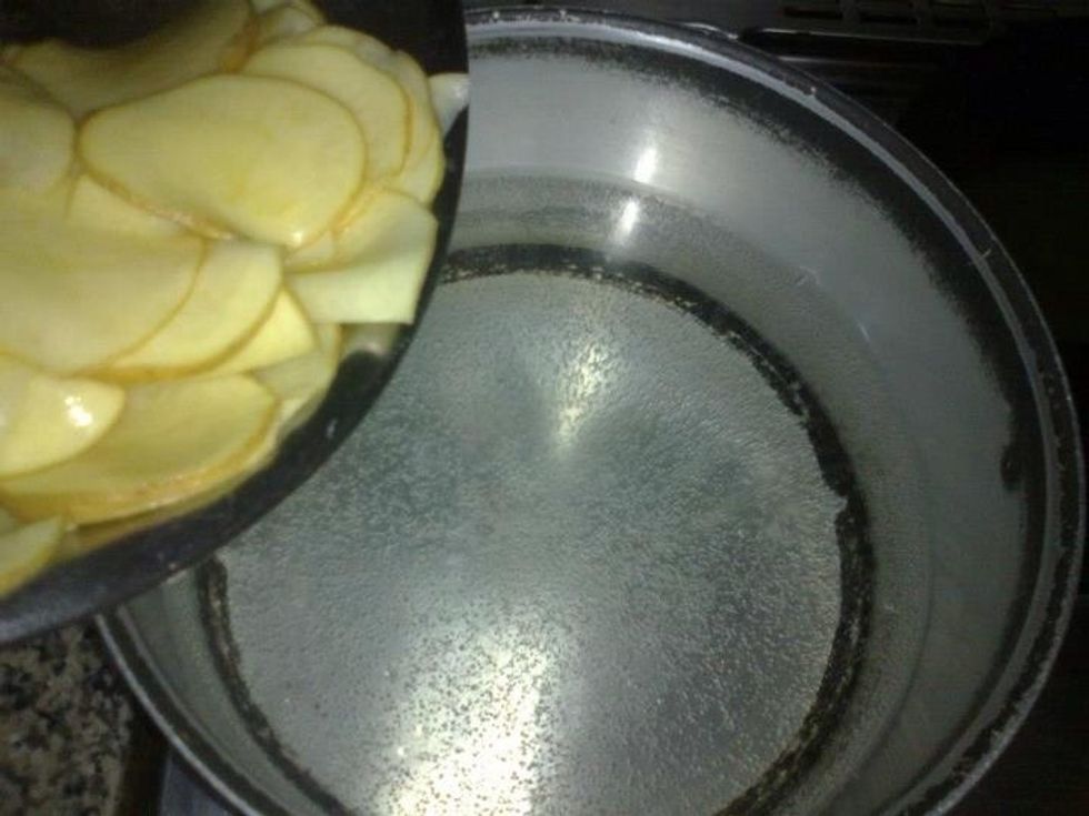 Put the potato slices in the water for 5 minutes