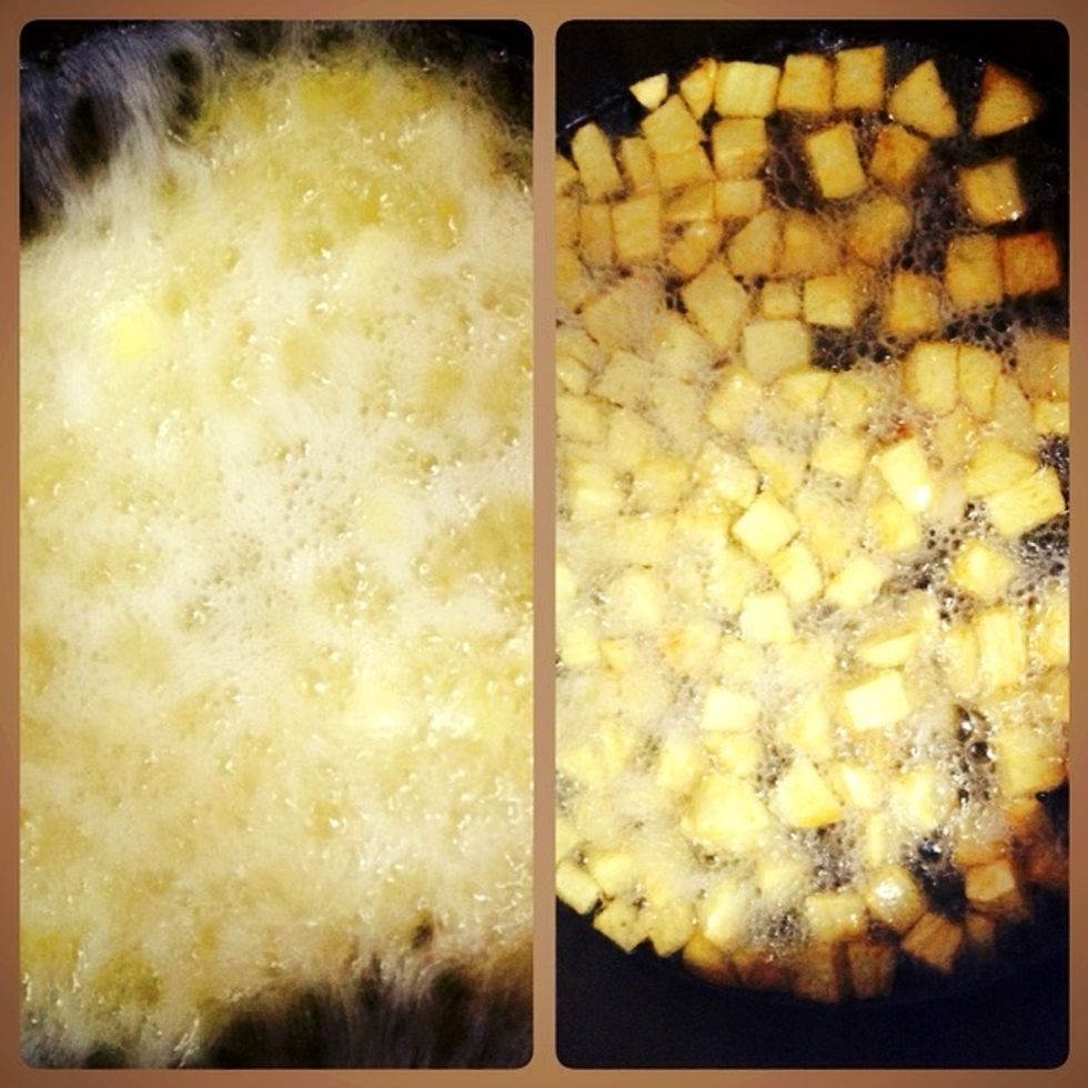 Put the potatoes in the oil and when they start turning Gold in colour then it's ready.