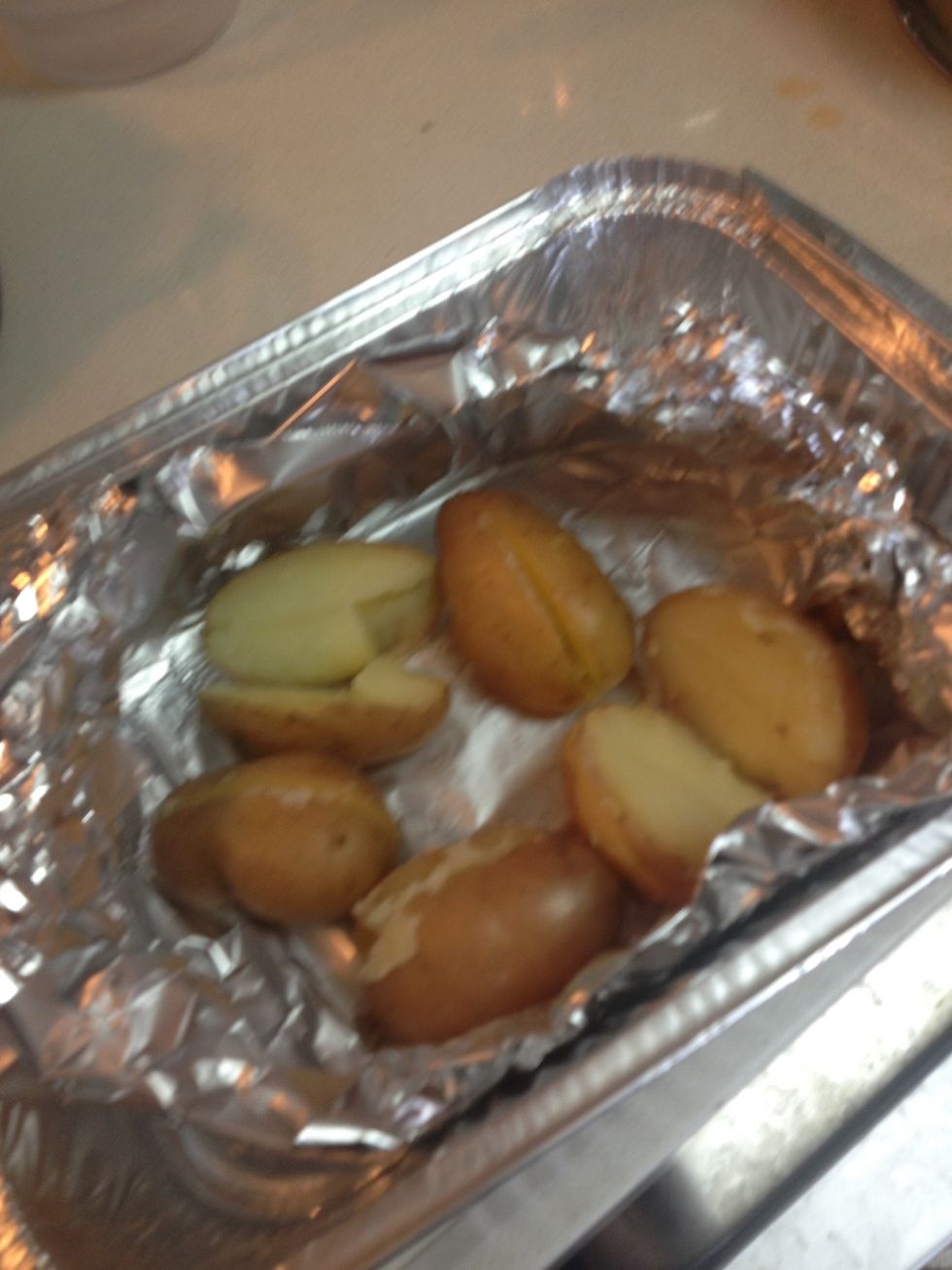 Put the potatoes in the tray and cut them in the middle