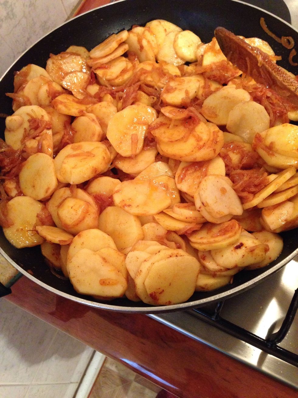 Put the potatoes into the pan. Mix well and cover with the lid( as u see my pan was too small so i transformed it into a larger pan)\ud83d\ude48\ud83d\ude48\ud83d\ude48