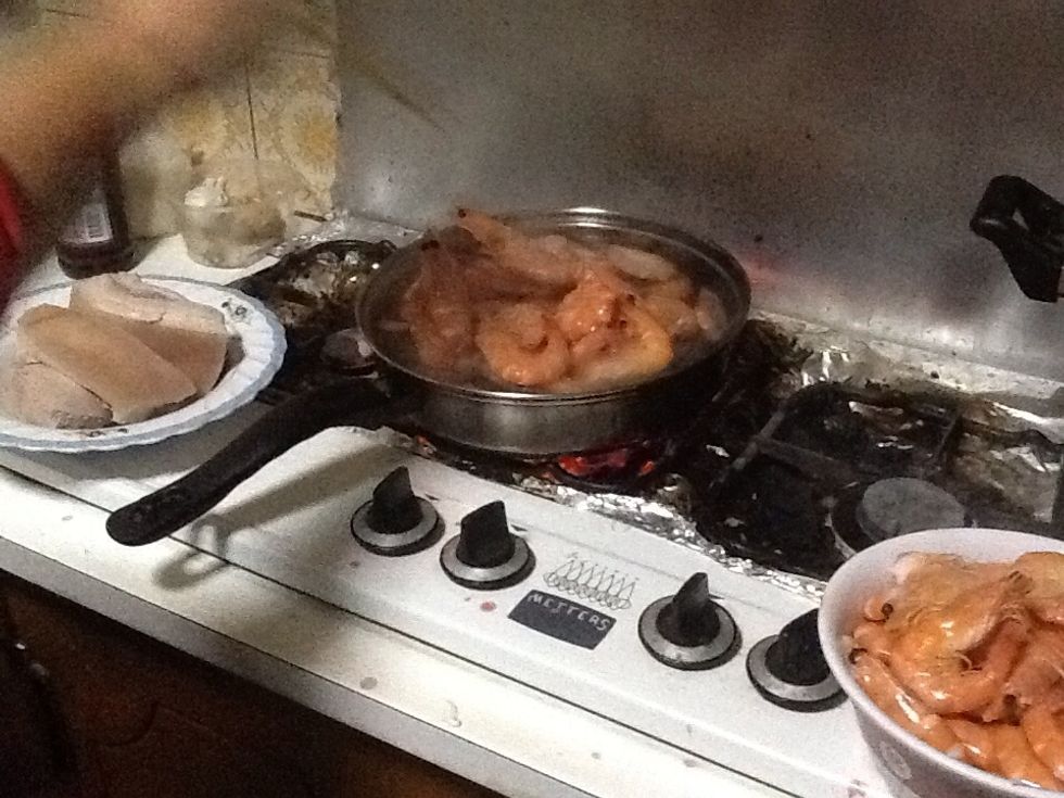Put the prawns in the boiling water and let it rest for 5 seconds and remove it and put the prawns in a bowl.