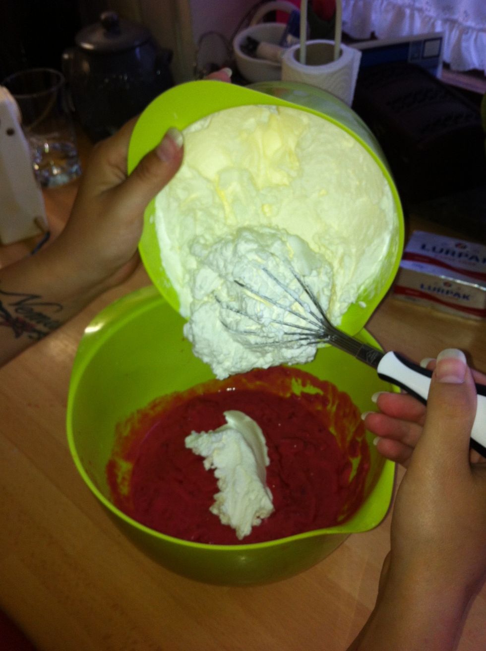Put the raspberries, drained yogurt, sugar and vanilla seeds in a bowl. Whip it into a creme. You can also use a blender. Whip the rest of the cream and mix it into the raspberries.
