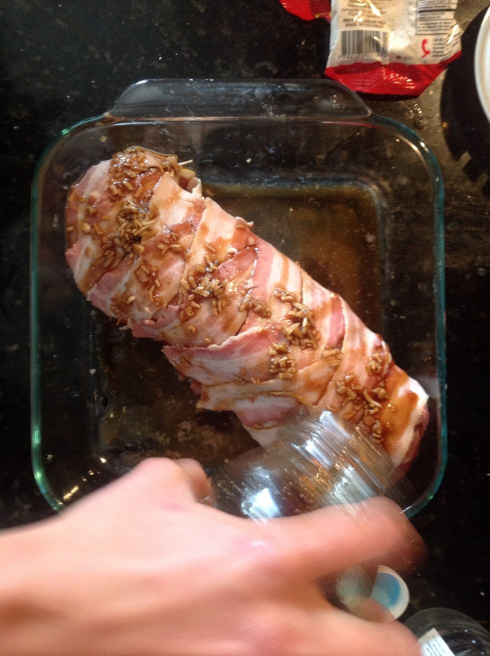 Put the rest of the marinated on top, wrap the baking dish with film paper and put in the fridge for 1 hour.