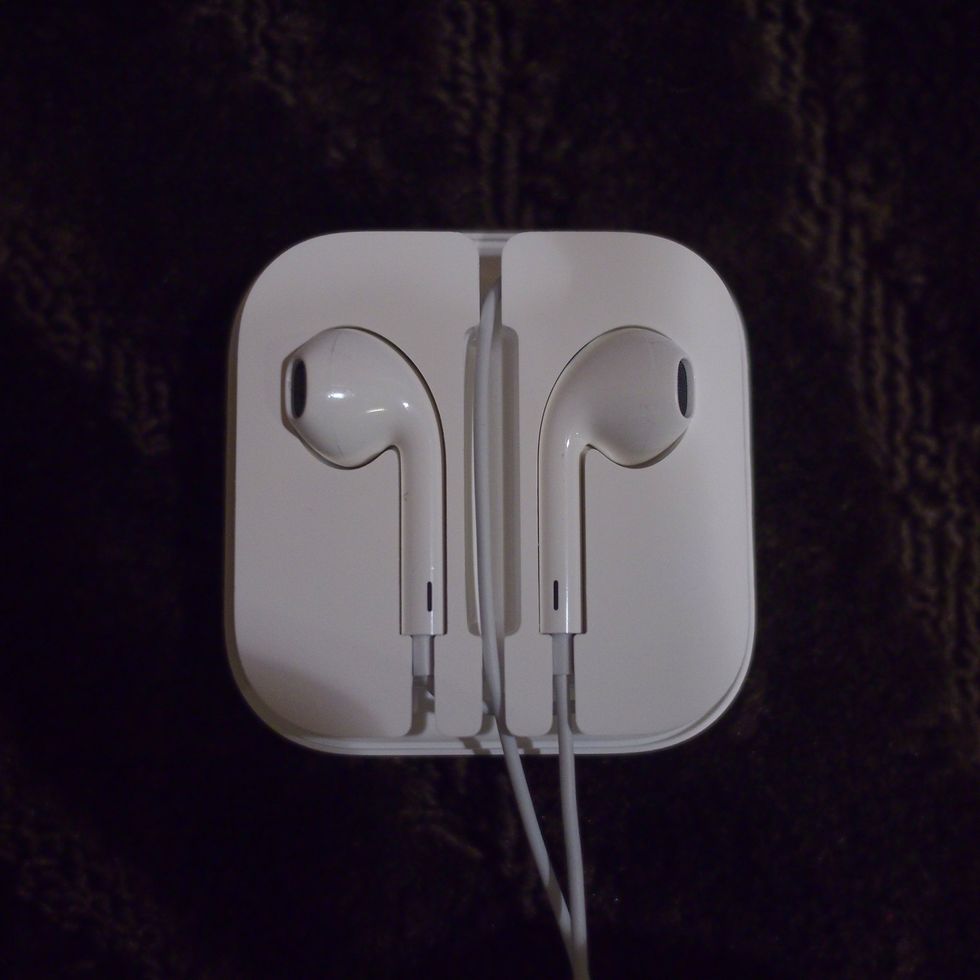 Put the right ear (one with remote) in the right slot