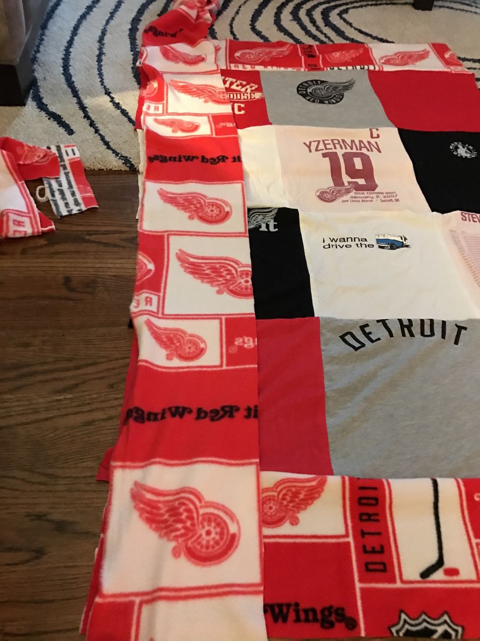 Put the right sides of the fleece and blanket together. Match up the edges and pin.