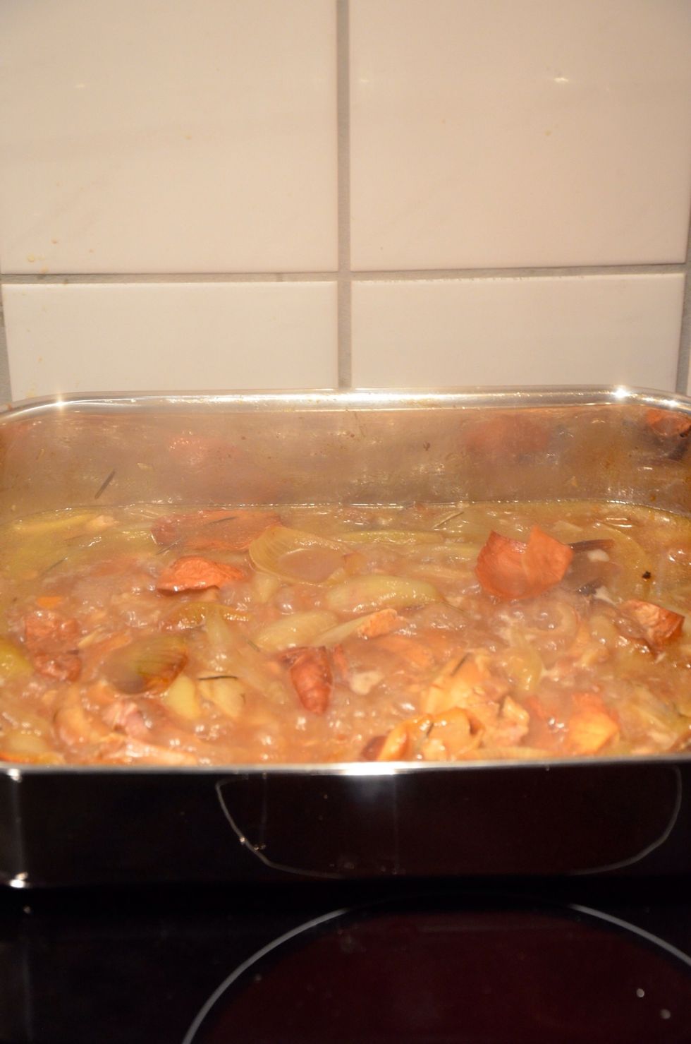 Put the roasting pan on the hob and add some more water and a bit of red wine if you like. Now heat it up well to reduce the liquid into gravy.