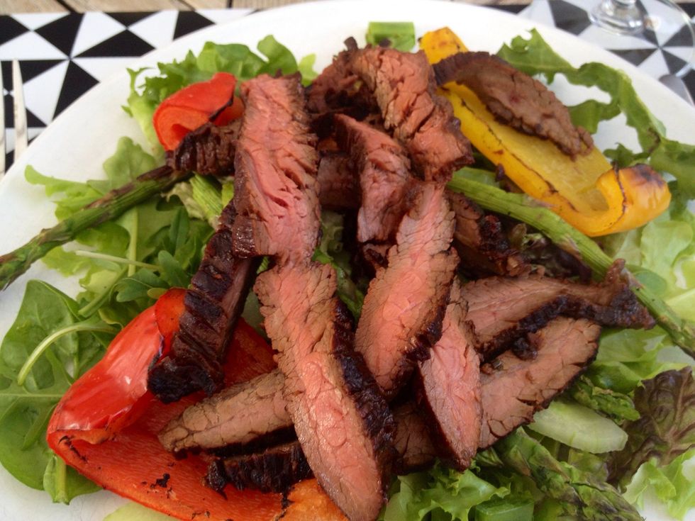 Put the salad, the grilled bell peppers and the grilled asparagus on each plate. Lay the meat on top.