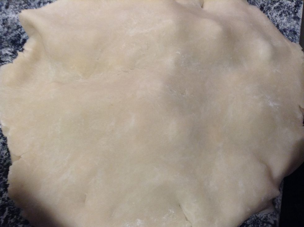 Put the second piece of dough over the apples.