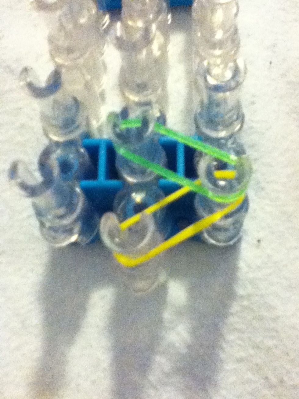 put the second rubber band going diaganal