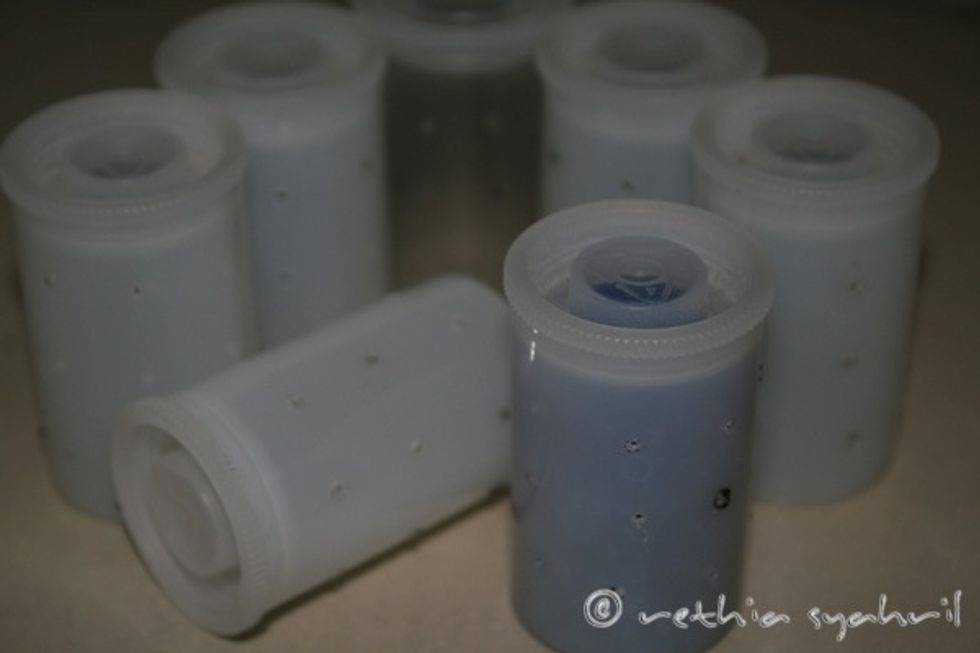 Put the silica gel inside the container.