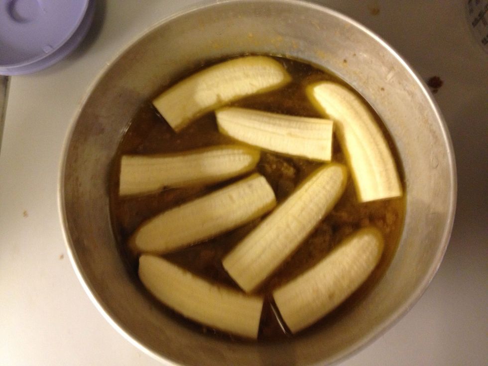 Put the sliced bananas in the cake mold bottoms down.
