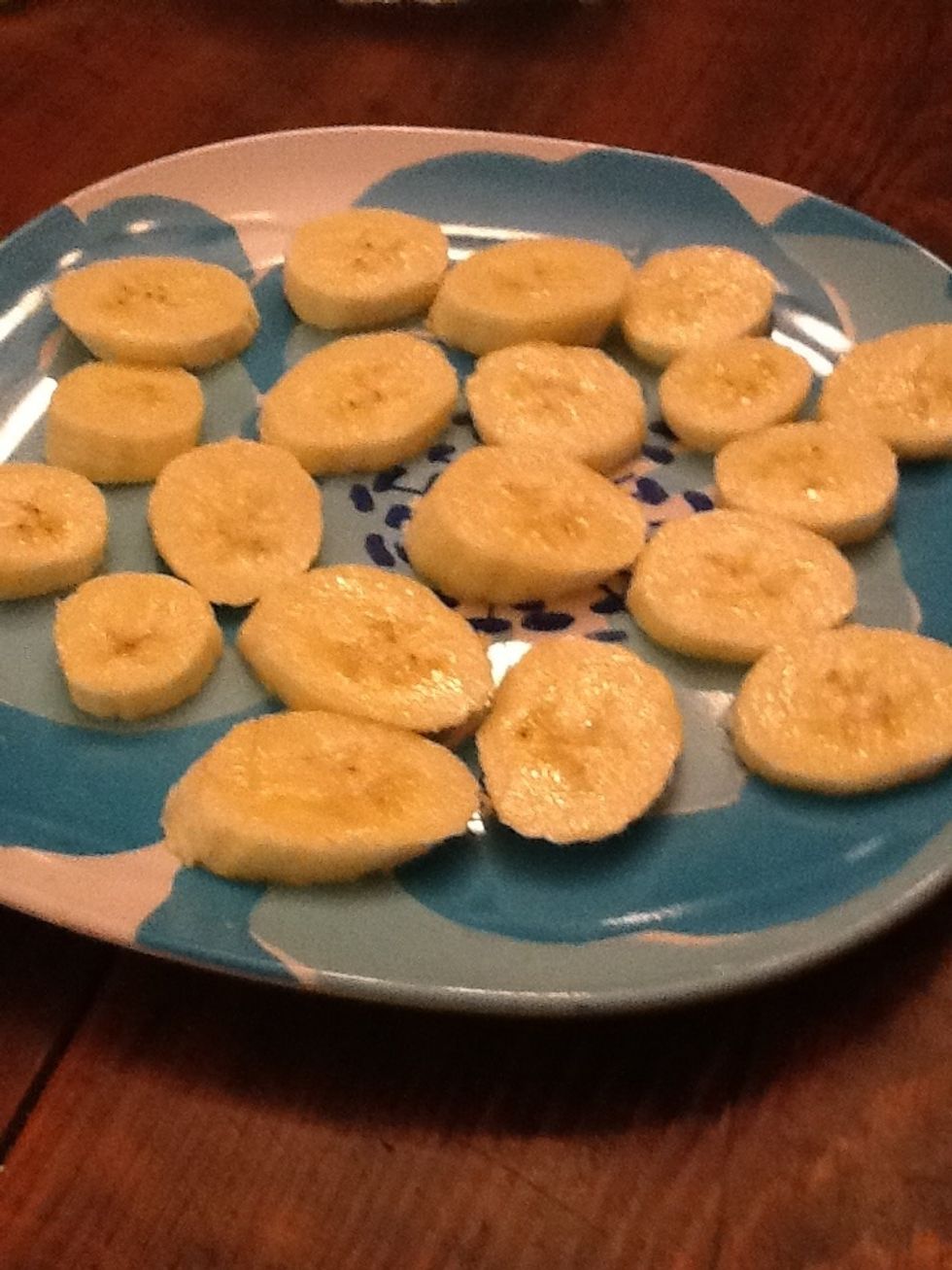 Put the sliced bananas on the plate