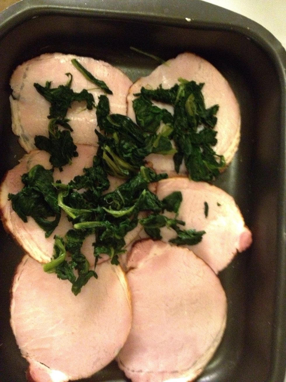 Put the sliced meat in an oven pan. Thaw the spinach in the microwave and then squeeze out the excess water. Add it on top of the meat.
