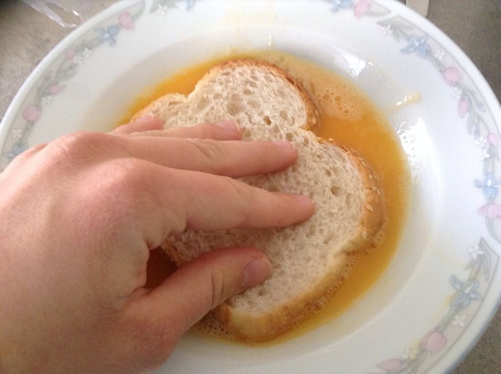 Put the slices of bread in the mixture so that they are covered in it