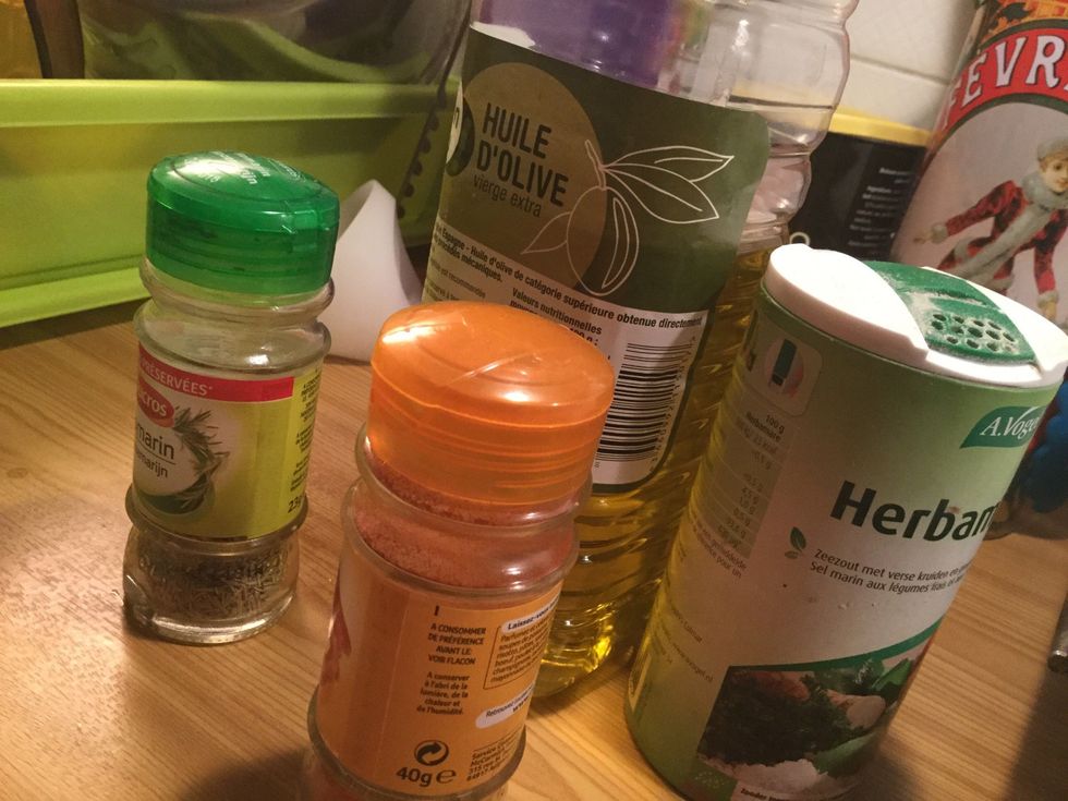 Put the slices on an oven plate and add some herbs. Salt, paprika, garlic powder, rosemary and add oil over the slices.