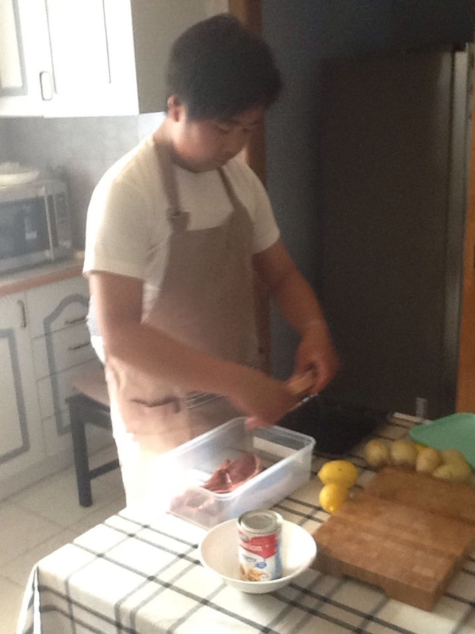 Put the steak in a container to prepare the marinating
