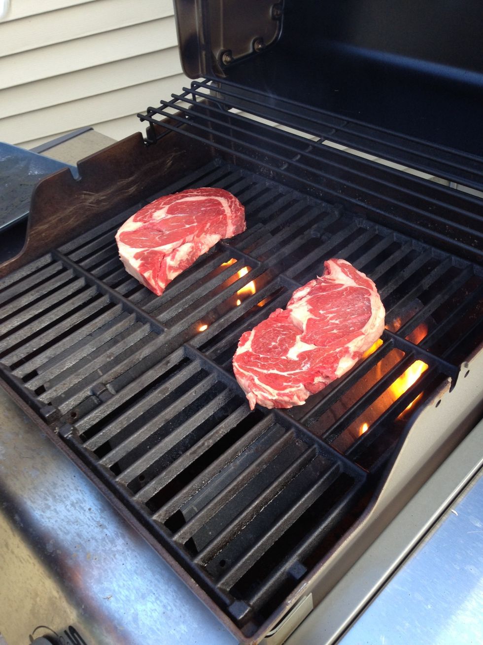 Put the steaks on and close the lid. Don't touch them again for 2 minutes!