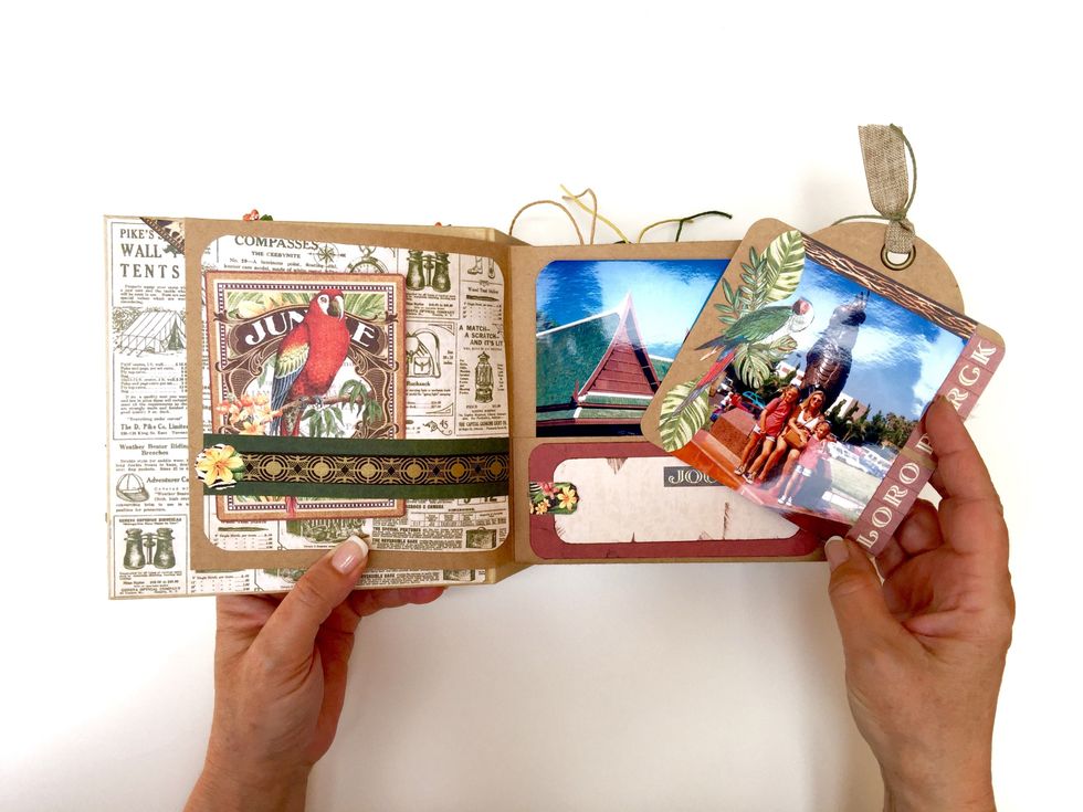 Put the tags with your photos inside the side pockets.