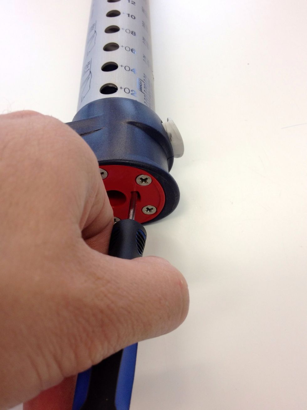 Put the thin regular screw-driver into the hole at the red cup insert and push until the release-button falls out