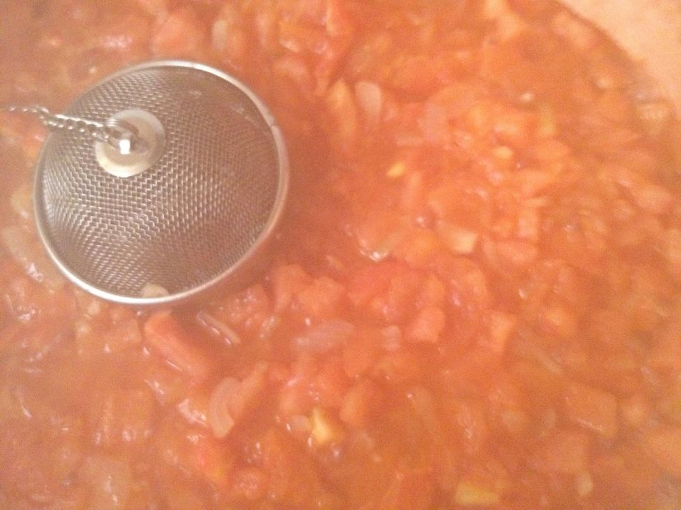 Put the tomatoes in a large saucepan (or in a bowl jam) with wine, bouquet garni, onion and garlic x and cook 30 minutes over medium heat. Add the sugar and salt, cook 5 minutes.