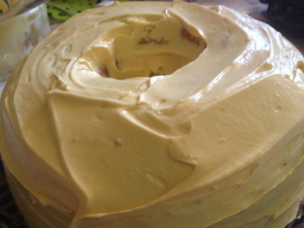 Put the top of the cake and then put the remaining amount of the cream