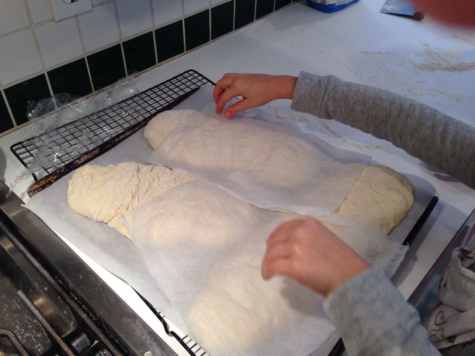 Put the towels on the bread, comme ca. I know they don't cover every bit. I don't like to be too neurotic about stuff like this. Just leave them somewhere for 30 minutes.