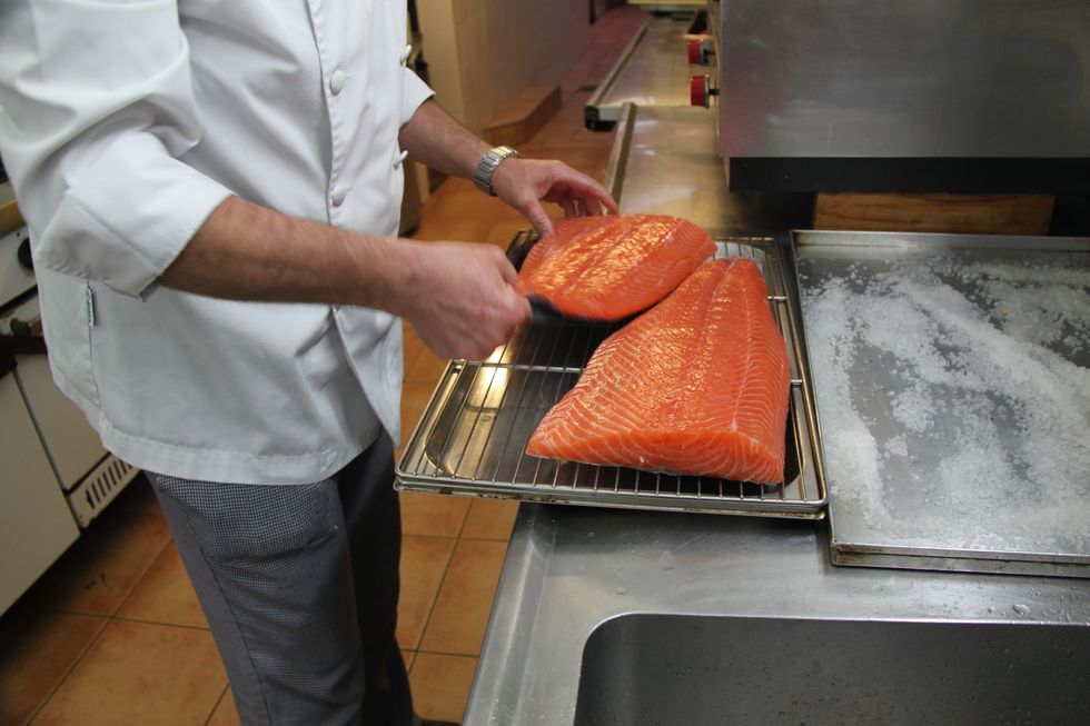 PUT THE TWO CLEAN HALVES ON A DEEP TRAY WITH GRILL FOR 24 HOURS IN FRIDGE