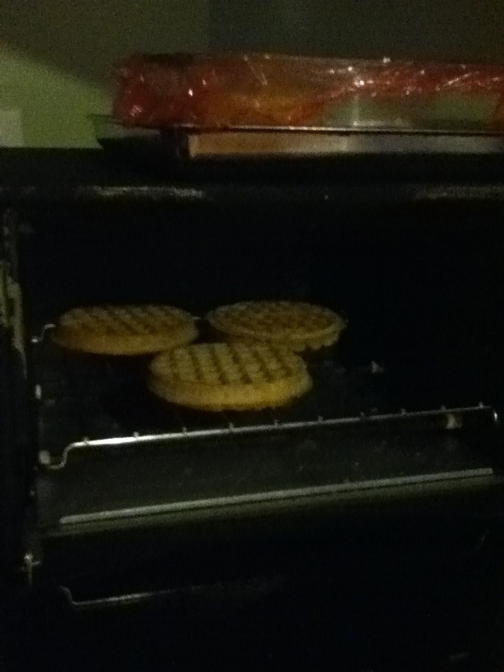 Put the waffles in the toaster for 3 min.