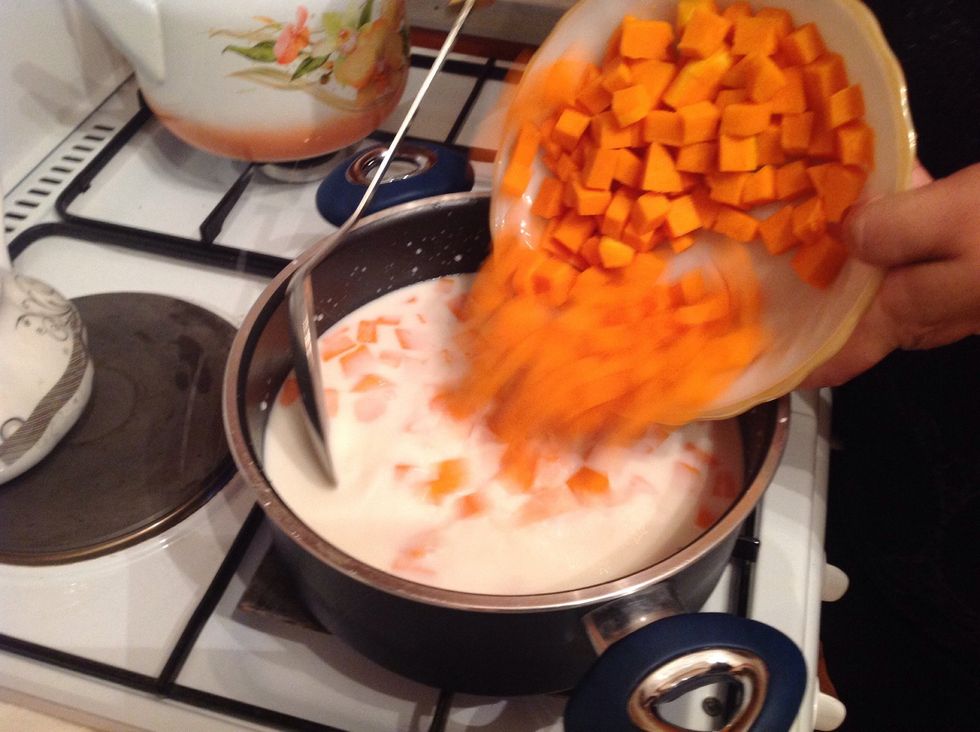 Put the washed rice and pumpkin cubes into the pan.