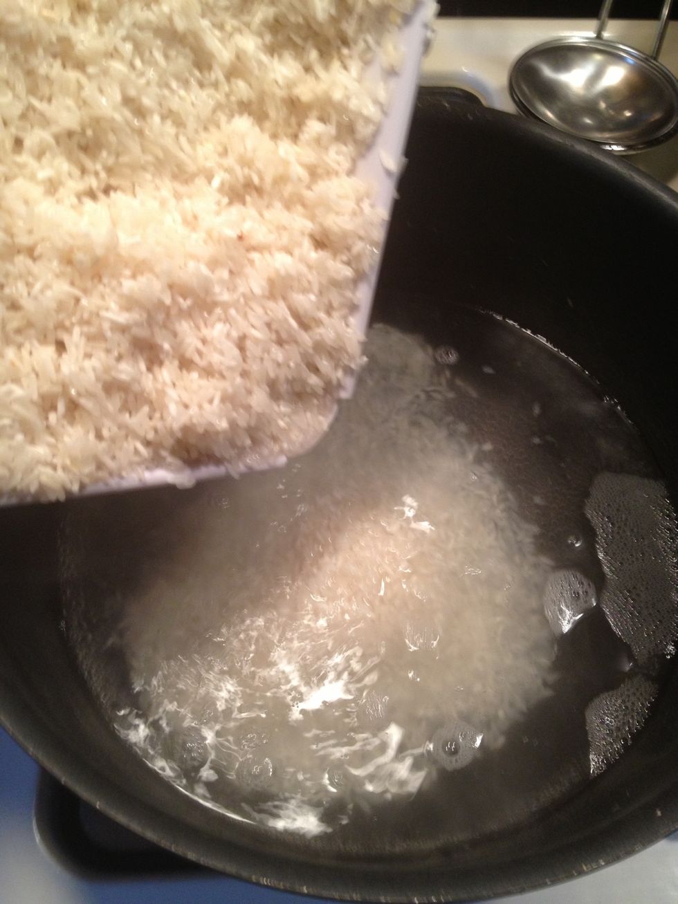 Put the water over high heat and bring to a boil. Add the salt and the rice.