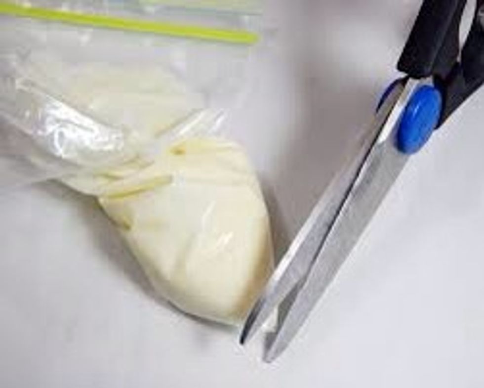 Put the white chocolate in a freezer bag and cut off the tip.