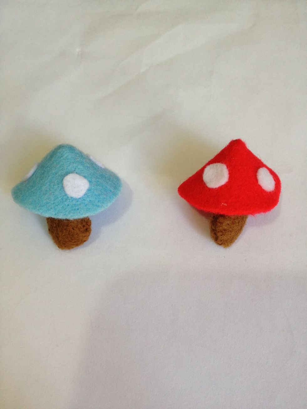 Put the white dots on the mushroom heads and sew the overlapping part with overcast stitches. Attaching the bottom part of the mushroom after stuffing!