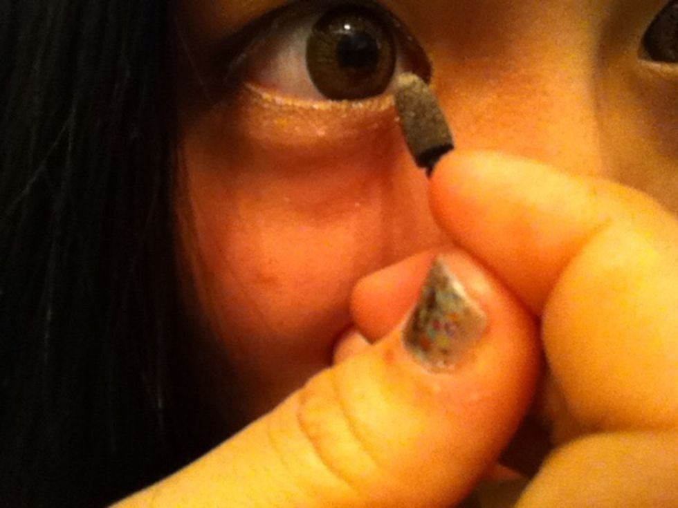 put the white eyeshadow on the 1/3 inner of the lower eyelids.