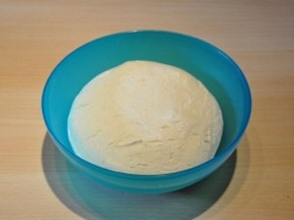 Put the yeast in a bowl with the sugar, the salt amd the water. Mix the ingredients and add the oil. Knead for some minutes till the dough is smouth. Make a ball and set it aside.