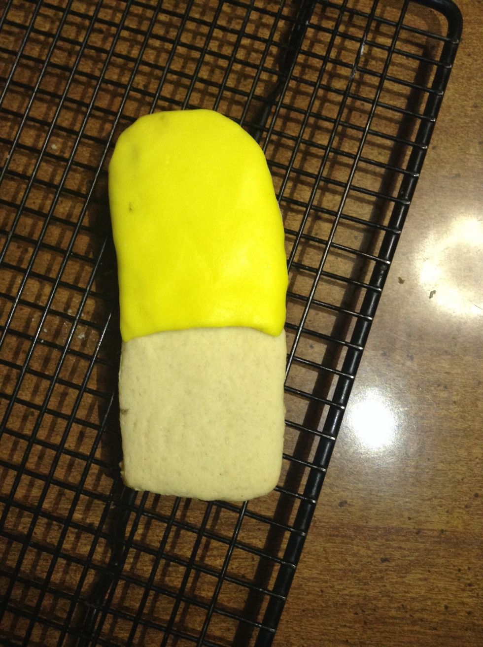 Put the yellow fondant on the top for the minions face