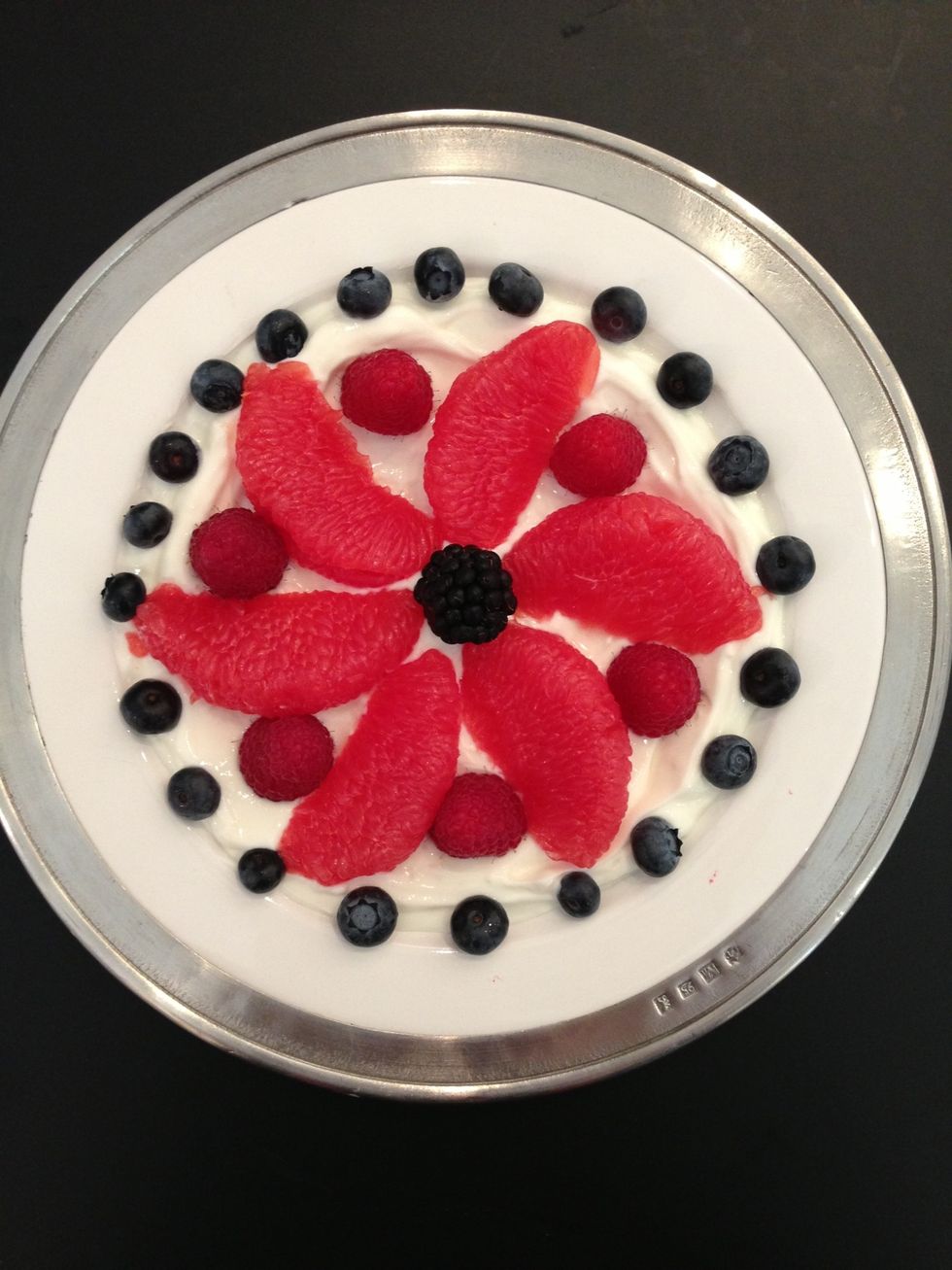 Put the yogurt in the bottom of the plate and arrange the rest of the ingredients.