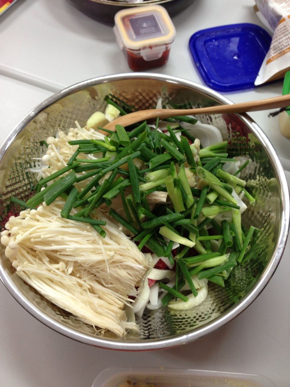 Put them ( sliced beef, onion, sring onion, mushroom, crushed garlic ) all in a big bowl