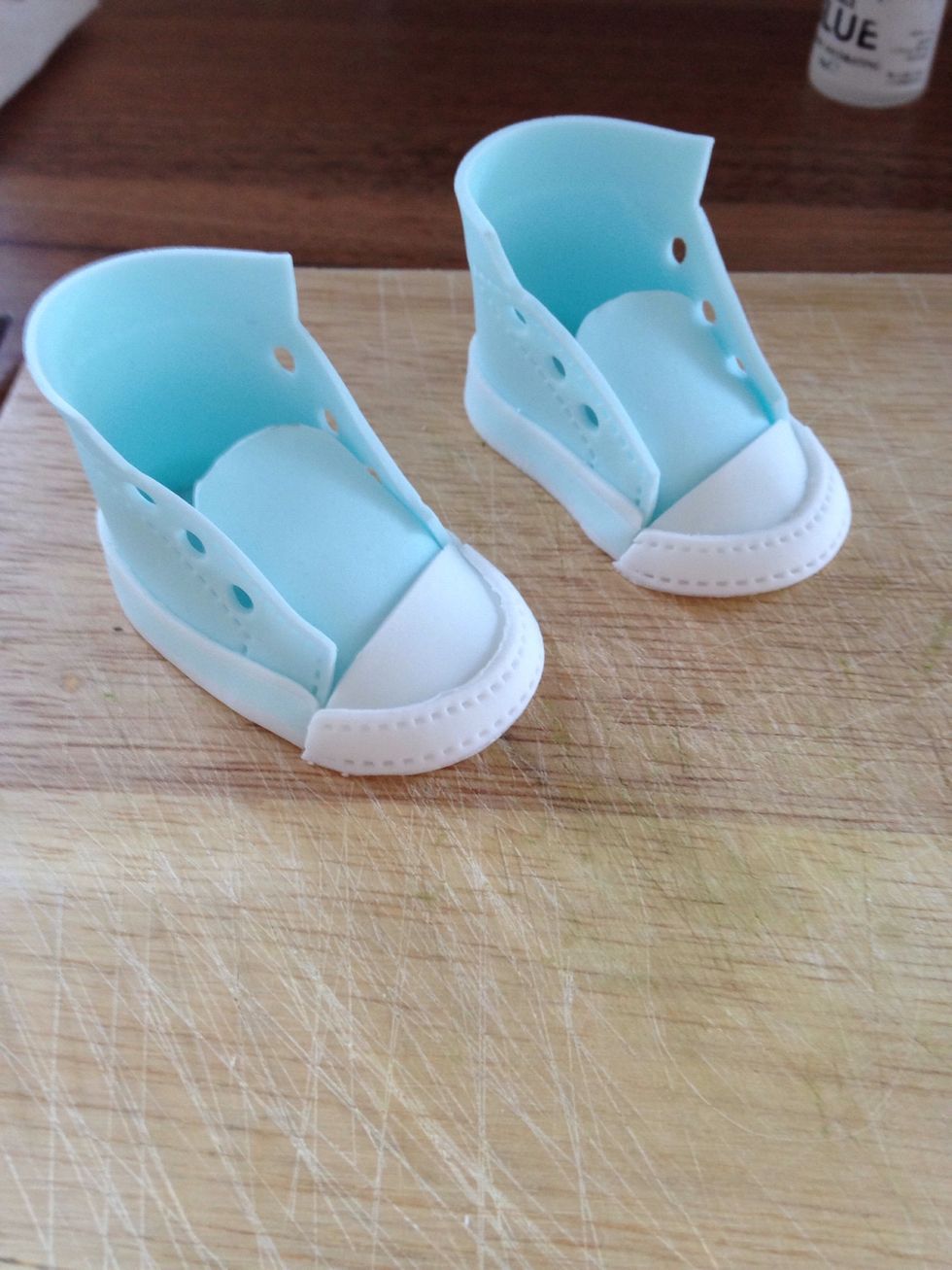 Put thin strip with stitch detail round the front toe part