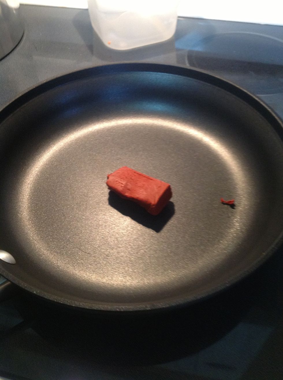 Put this amount of achiote and add half a cup of olive oil in a pan.