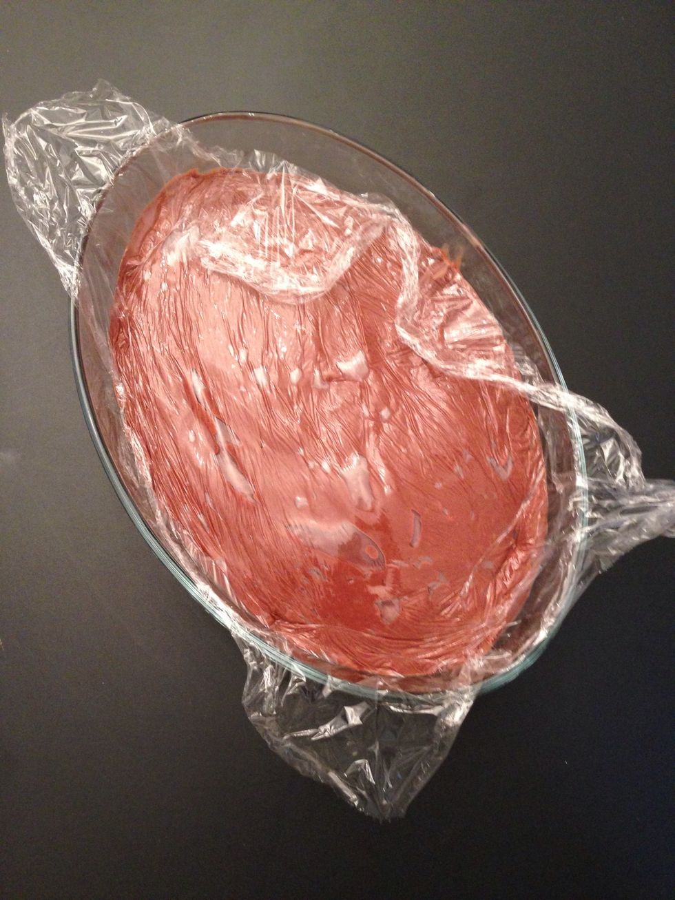 Put this chocolate pastry cream in recipient, cover with a kitchen film like in the photo. Leave to cool. It should b cold before using. So it could b done the day before